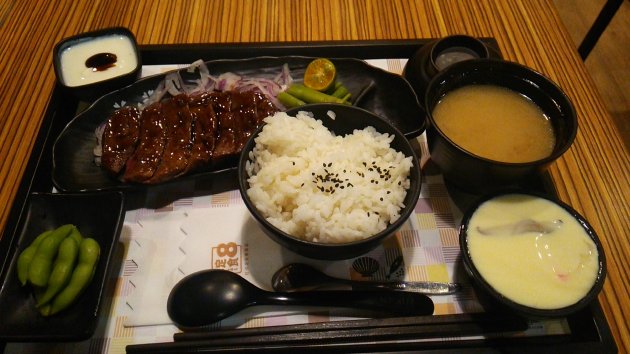 注文したステーキロースソルト添え